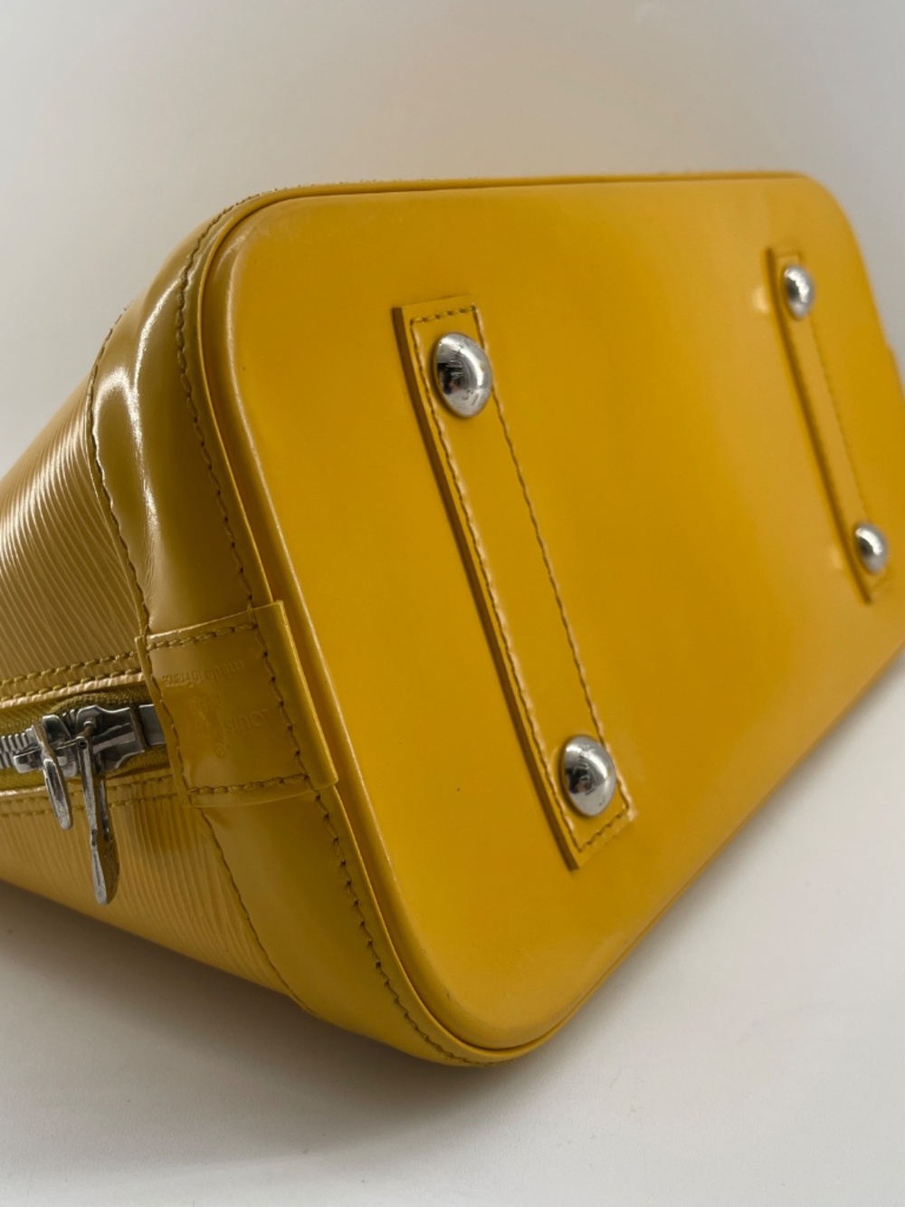 Louis Vuitton Alma Epi Leather - Picture 4 of 14